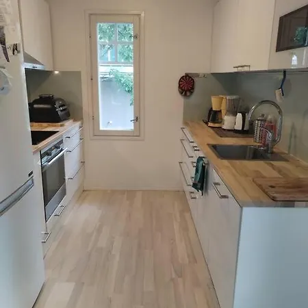 Huoneisto House With A Pool Near A Train Station *