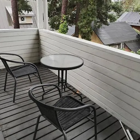 Huoneisto House With A Pool Near A Train Station